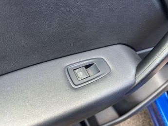 RENAULT CAPTUR 1.0 TCe Iconic SUV 5dr Petrol Manual Euro 6 (s/s) (100 ps)