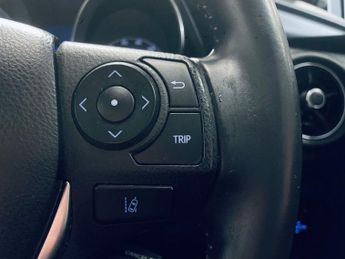 TOYOTA AURIS 1.8 VVT-h Icon Tech Hatchback 5dr Petrol Hybrid CVT Euro 6 (s/s)