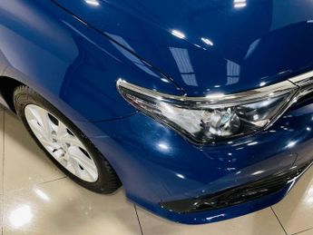 TOYOTA AURIS 1.8 VVT-h Icon Tech Hatchback 5dr Petrol Hybrid CVT Euro 6 (s/s)