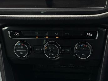 VOLKSWAGEN TIGUAN 2.0 TDI SE Navigation SUV 5dr Diesel DSG 4Motion Euro 6 (s/s) (1