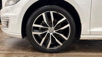 VOLKSWAGEN E-GOLF 35.8kWh e-Golf Hatchback 5dr Electric Auto (136 ps)