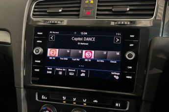 VOLKSWAGEN E-GOLF 35.8kWh e-Golf Hatchback 5dr Electric Auto (136 ps) Front / Rear