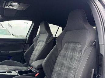 VOLKSWAGEN GOLF 2.0 TDI GTD Hatchback 5dr Diesel DSG Euro 6 (s/s) (200 ps) * HUG