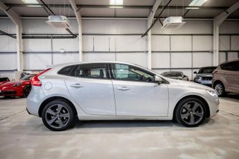 VOLVO V40 2.0 D3 Momentum Nav Plus Hatchback 5dr Diesel Auto Euro 6 (s/s) 