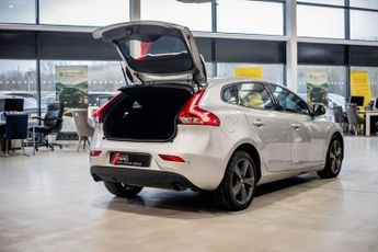 VOLVO V40 2.0 D3 Momentum Nav Plus Hatchback 5dr Diesel Auto Euro 6 (s/s) 