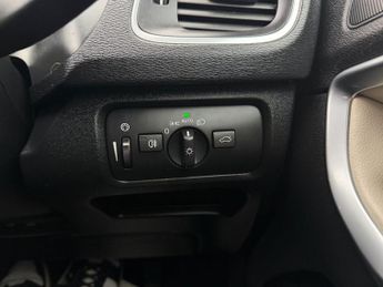 VOLVO V40 CROSS COUNTRY 1.6 D2 Lux Nav Hatchback 5dr Diesel Powershift Euro 5 (s/s) (115