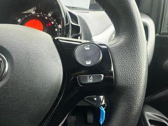 TOYOTA AYGO 1.0 VVT-i x-play Hatchback 5dr Petrol x-shift Euro 6 (Safety Sen