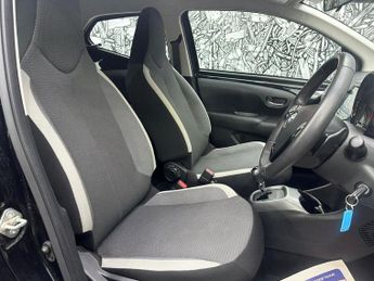 TOYOTA AYGO 1.0 VVT-i x-play Hatchback 5dr Petrol x-shift Euro 6 (Safety Sen
