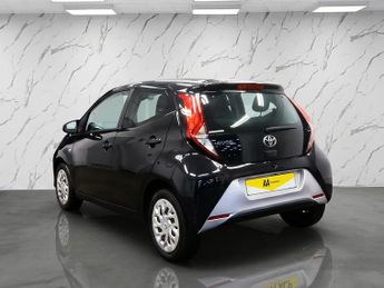 TOYOTA AYGO 1.0 VVT-i x-play Hatchback 5dr Petrol x-shift Euro 6 (Safety Sen