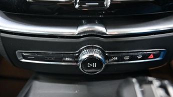 VOLVO XC60 2.0 T5 Momentum SUV 5dr Petrol Auto AWD Euro 6 (s/s) (250 ps)