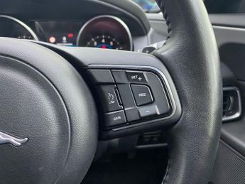 JAGUAR XE 2.0i Prestige Saloon 4dr Petrol Auto Euro 6 (s/s) (200 ps)