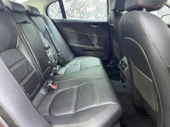 JAGUAR XE 2.0i Prestige Saloon 4dr Petrol Auto Euro 6 (s/s) (200 ps)