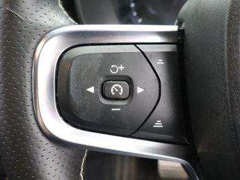 VOLVO XC40 2.0 B4 MHEV R-Design SUV 5dr Petrol Hybrid Auto AWD Euro 6 (s/s)