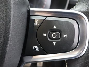 VOLVO XC40 2.0 B4 MHEV R-Design SUV 5dr Petrol Hybrid Auto AWD Euro 6 (s/s)