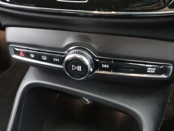 VOLVO XC40 2.0 B4 MHEV R-Design SUV 5dr Petrol Hybrid Auto AWD Euro 6 (s/s)