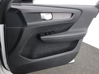 VOLVO XC40 2.0 B4 MHEV R-Design SUV 5dr Petrol Hybrid Auto AWD Euro 6 (s/s)