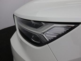 VOLVO XC40 2.0 B4 MHEV R-Design SUV 5dr Petrol Hybrid Auto AWD Euro 6 (s/s)