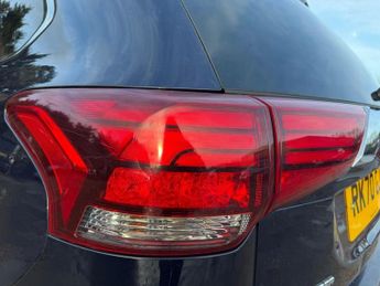 MITSUBISHI OUTLANDER 2.0 MIVEC Exceed SUV 5dr Petrol CVT 4WD Euro 6 (s/s) (150 ps)