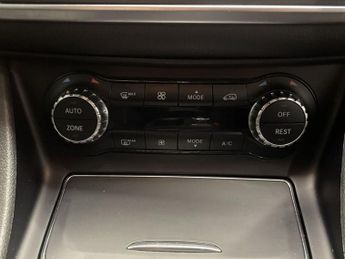 MERCEDES-BENZ GLA 2.1 GLA200d AMG Line (Executive) SUV 5dr Diesel 7G-DCT 4MATIC Eu