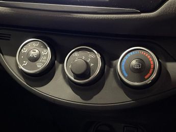 TOYOTA YARIS 1.5 VVT-i Icon Tech Hatchback 5dr Petrol CVT Euro 6 (111 ps)