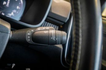 VOLVO XC40 2.0 D3 R-Design SUV 5dr Diesel Auto AWD Euro 6 (s/s) (150 ps)