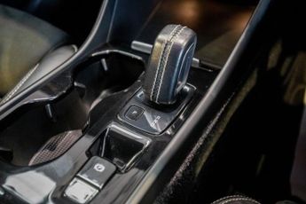 VOLVO XC40 2.0 D3 R-Design SUV 5dr Diesel Auto AWD Euro 6 (s/s) (150 ps)