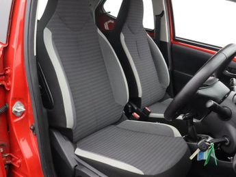 TOYOTA AYGO 1.0 VVT-i x-play Hatchback 5dr Petrol Manual Euro 6 (71 ps)