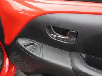 TOYOTA AYGO 1.0 VVT-i x-play Hatchback 5dr Petrol Manual Euro 6 (71 ps)