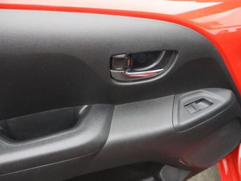 TOYOTA AYGO 1.0 VVT-i x-play Hatchback 5dr Petrol Manual Euro 6 (71 ps)