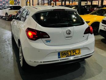 VAUXHALL ASTRA 1.6 16v SRi Hatchback 5dr Petrol Manual Euro 5 (115 ps)