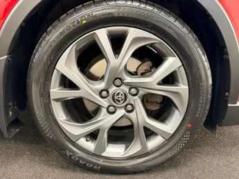 TOYOTA C-HR 1.8 VVT-h HYRBID DESIGN CVT AUTO 125 BHP + SAT NAV + CAMERA + HE