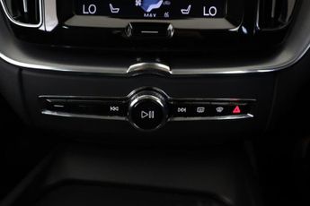 VOLVO XC60 2.0 B4 MHEV Momentum Pro Auto AWD Euro 6 (s/s) 5dr