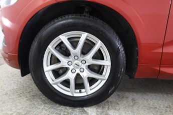 VOLVO XC60 2.0 B4 MHEV Momentum Pro Auto AWD Euro 6 (s/s) 5dr