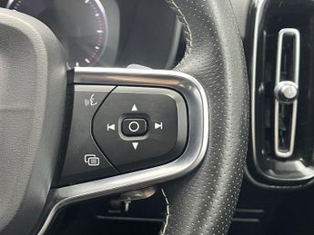 VOLVO XC40 2.0 D4 R-Design Pro SUV 5dr Diesel Auto AWD Euro 6 (s/s) (190 ps