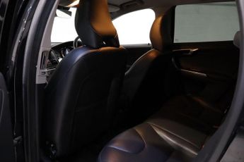 VOLVO XC60 2.4 D5 SE Lux Nav SUV 5dr Diesel Geartronic AWD Euro 5 (215 ps)