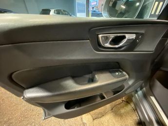 VOLVO XC60 2.0 D4 Momentum Pro SUV 5dr Diesel Auto AWD Euro 6 (s/s) (190 ps