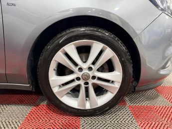 VAUXHALL ZAFIRA TOURER 1.4i Turbo SRi Nav MPV 5dr Petrol Auto Euro 6 (140 ps)