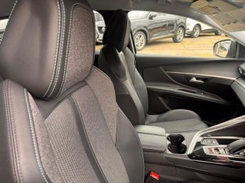 PEUGEOT 3008 1.2 PureTech Allure SUV 5dr Petrol EAT Euro 6 (s/s) (130 ps)