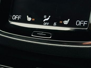 VOLVO XC90 2.0 B5 MHEV Momentum SUV 5dr Diesel Hybrid Auto 4WD Euro 6 (s/s)