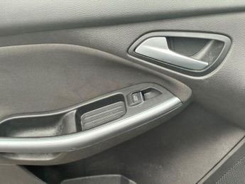 FORD FOCUS 1.6 Titanium Hatchback 5dr Petrol Powershift Euro 5 (125 ps)