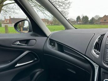 VAUXHALL ZAFIRA TOURER 2.0 CDTi SRi MPV 5dr Diesel Auto Euro 5 (165 ps)