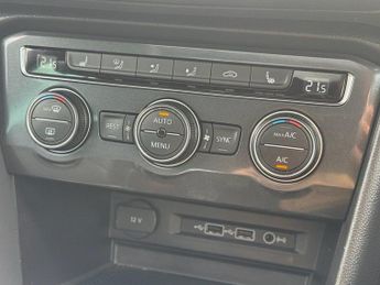 VOLKSWAGEN TIGUAN 2.0 TDI R-Line Tech SUV 5dr Diesel DSG 4Motion Euro 6 (s/s) (190