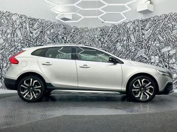 VOLVO V40 CROSS COUNTRY 1.5 T3 GPF Pro Hatchback 5dr Petrol Auto Euro 6 (s/s) (152 ps)