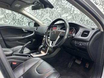 VOLVO V40 CROSS COUNTRY 1.5 T3 GPF Pro Hatchback 5dr Petrol Auto Euro 6 (s/s) (152 ps)