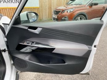 VOLKSWAGEN ID.3 Pro Performance 58kWh Life Hatchback 5dr Electric Auto (204 ps)