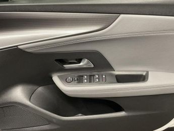 VAUXHALL MOKKA ELECTRIC 50kWh Elite Premium SUV 5dr Electric Auto (136 ps)