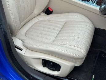 JAGUAR XF 2.0d Portfolio Saloon 4dr Diesel Auto AWD Euro 6 (s/s) (240 ps)