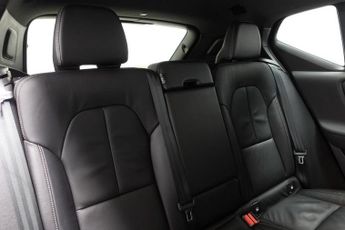 VOLVO XC40 2.0 B4 MHEV R-Design Pro SUV 5dr Petrol Hybrid Auto Euro 6 (s/s)