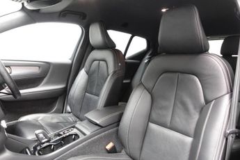 VOLVO XC40 2.0 B4 MHEV R-Design Pro SUV 5dr Petrol Hybrid Auto Euro 6 (s/s)