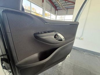 TOYOTA YARIS 1.5 VVT-h Design Hatchback 5dr Petrol Hybrid E-CVT Euro 6 (s/s) 